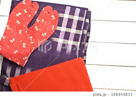アンティーク着物と赤い帯と足袋 106959831