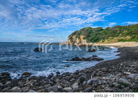 高知県 足摺岬 白山洞門の海岸と打ち寄せる波 高知県 足摺岬 白山洞門の海岸と打ち寄せる波 106959936
