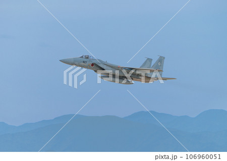 山の上を飛ぶ航空自衛隊第303飛行隊F-15Jイーグル 106960051