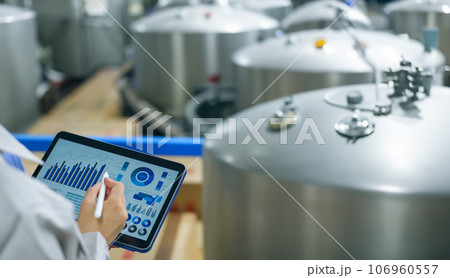 液体タンクをタブレットを持って点検するエンジニア 液体タンクをタブレットを持って点検するエンジニア 106960557