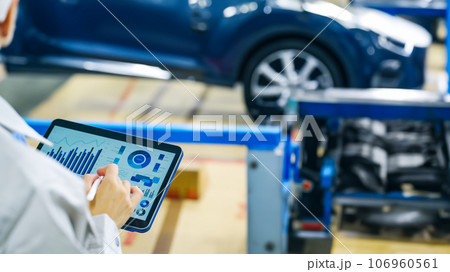 自動車工場をタブレットで管理するエンジニア 106960561