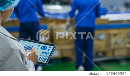 工場でタブレットを使う作業員 106960562