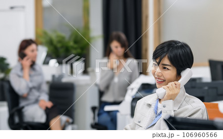 オフィスで電話応対する女性 106960566