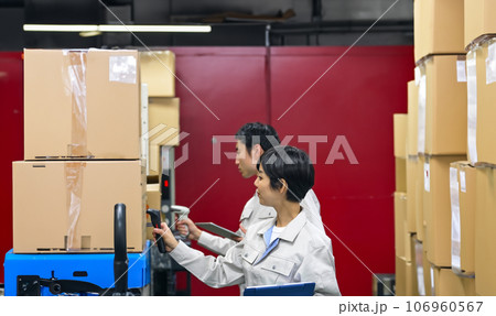 倉庫を管理する作業員 倉庫を管理する作業員 106960567