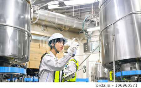 工場のタンクを点検するエンジニア 工場のタンクを点検するエンジニア 106960571