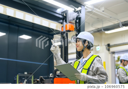 工場の機械を点検するエンジニア 106960575