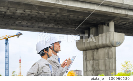 高架を点検するエンジニア 106960580