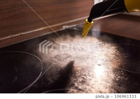 Cleaning of induction cooker with steam cleaner Cleaning of induction cooker with steam cleaner 106961333