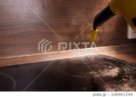 Cleaning of induction cooker with steam cleaner 106961348