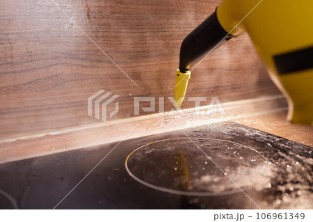Cleaning of induction cooker with steam cleaner 106961349