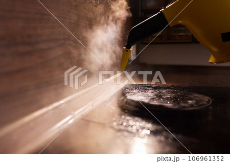 Cleaning of induction cooker with steam cleaner Cleaning of induction cooker with steam cleaner 106961352