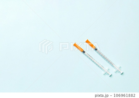 Top view of insulin syringes ready for injection on colorful background. Diabetic concept with copy space Top view of insulin syringes ready for injection on colorful background. Diabetic concept with copy space 106961882