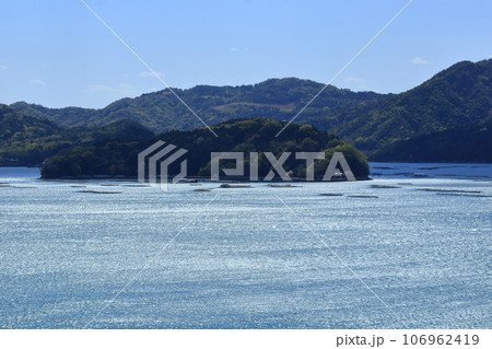 光る瀬戸内海に浮かぶ柏島と牡蠣筏 光る瀬戸内海に浮かぶ柏島と牡蠣筏 106962419