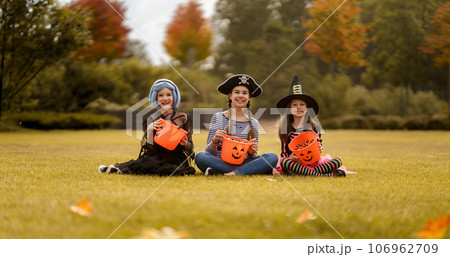 kids at Halloween party 106962709