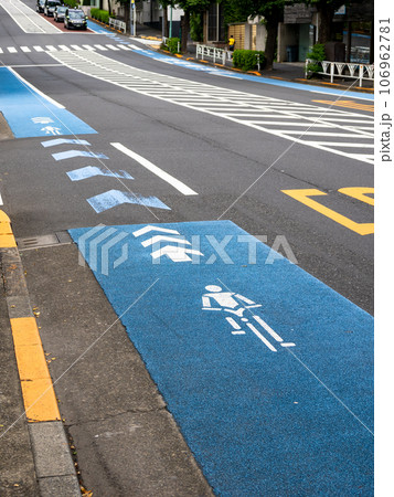 路面に青い帯で塗装された「普通自転車専用通行帯」 路面に青い帯で塗装された「普通自転車専用通行帯」 106962781