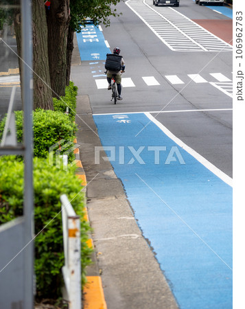路面に青い帯で塗装された「普通自転車専用通行帯」 路面に青い帯で塗装された「普通自転車専用通行帯」 106962783