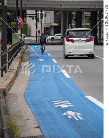 路面に青い帯で塗装された「普通自転車専用通行帯」 106962788