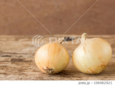 Fresh onions vegetables on wooden table 106962921