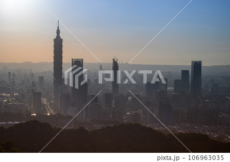 The air quality is poor and the urban landscape is gray. 106963035