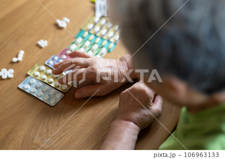 薬を飲む高齢者 106963133