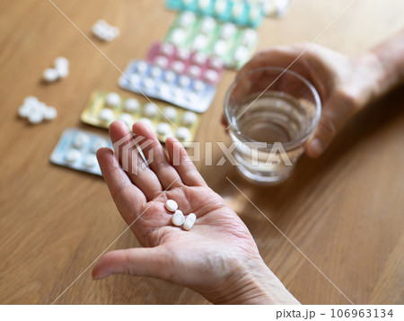 薬を飲む高齢者 106963134
