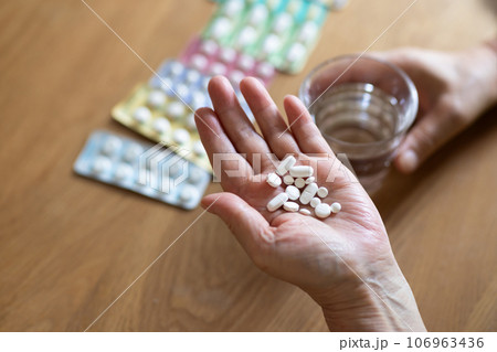 薬を飲む高齢者 106963436