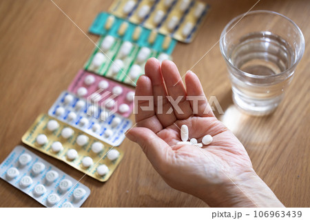 薬を飲む高齢者 106963439