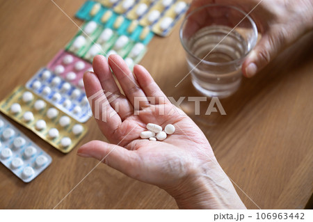 薬を飲む高齢者 106963442