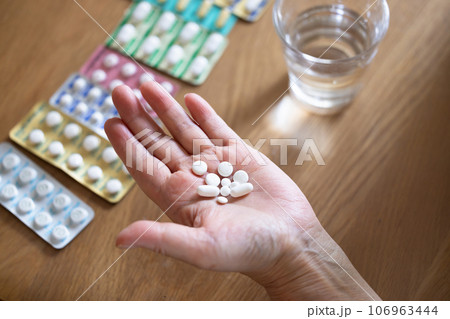 薬を飲む高齢者 薬を飲む高齢者 106963444