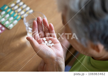 薬を飲む高齢者 薬を飲む高齢者 106963462