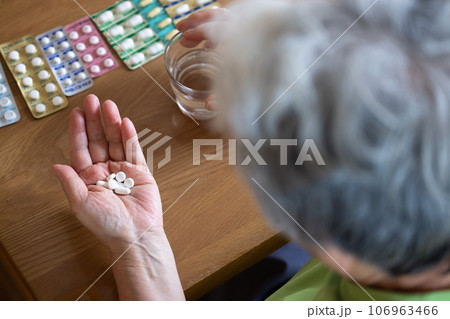 薬を飲む高齢者 106963466