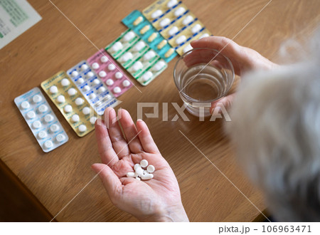 薬を飲む高齢者 106963471