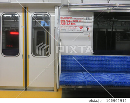 電車の車内 電車の車内 106963913