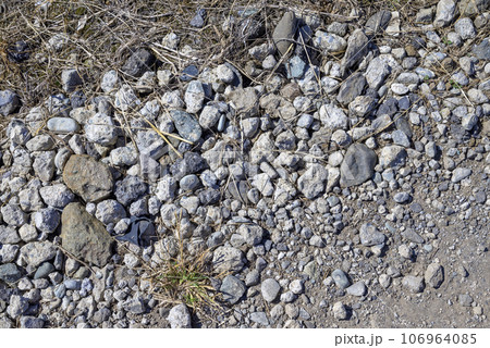 駐車場 砂利 道 地面 一面 イメージ 106964085