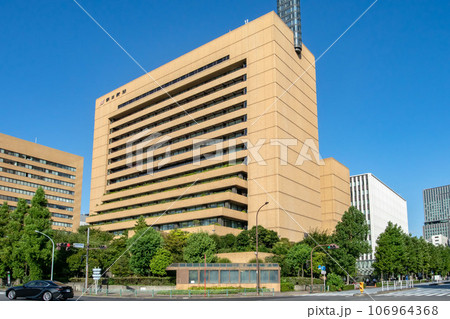 東京都中央区築地の朝日新聞東京本社ビル 106964368