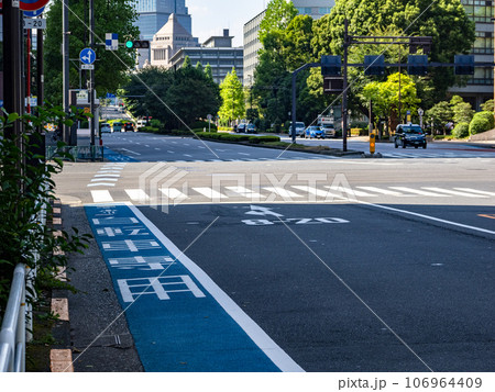 路面に青い帯で塗装された「普通自転車専用通行帯」 路面に青い帯で塗装された「普通自転車専用通行帯」 106964409