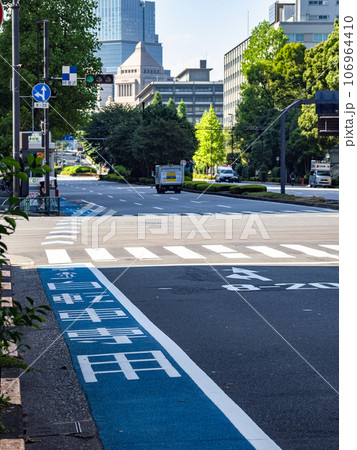 路面に青い帯で塗装された「普通自転車専用通行帯」 106964410