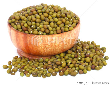 Mung bean in wooden bowl 106964895