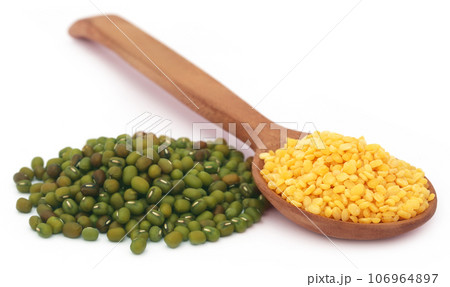 Mung bean in wooden spoon 106964897