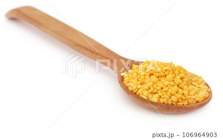 Mung dal in wooden spoon Mung dal in wooden spoon 106964903