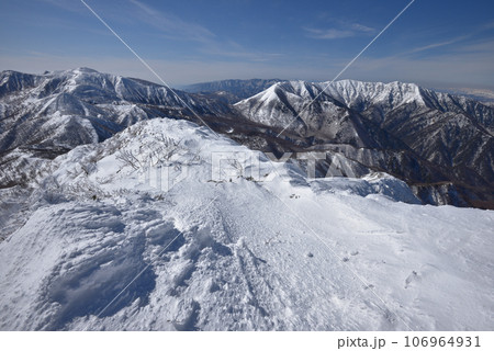 甲子旭岳山頂付近から那須連山、三本槍岳から大峠、流石山方面を見る 106964931