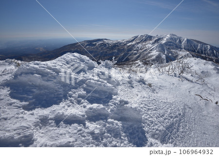 甲子旭岳山頂南側から那須連山、三本槍岳を見る 106964932