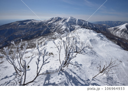 甲子旭岳山頂付近から那須連山、三本槍岳を見る 甲子旭岳山頂付近から那須連山、三本槍岳を見る 106964933