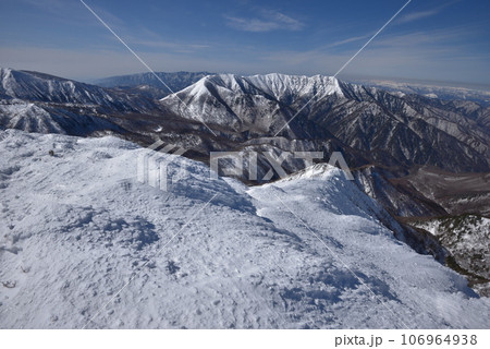 甲子旭岳山頂付近から流石山、三倉山方面を見る 甲子旭岳山頂付近から流石山、三倉山方面を見る 106964938