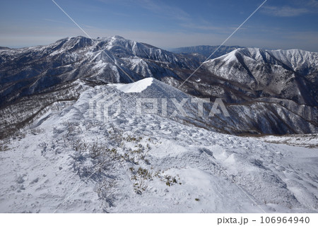 甲子旭岳山頂付近から那須連山、三本槍岳から大峠、流石山方面を見る 甲子旭岳山頂付近から那須連山、三本槍岳から大峠、流石山方面を見る 106964940