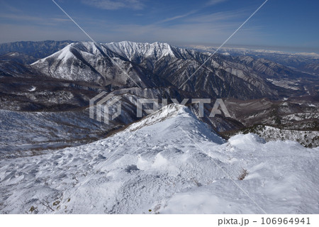 甲子旭岳山頂付近から流石山、三倉山方面を見る 甲子旭岳山頂付近から流石山、三倉山方面を見る 106964941