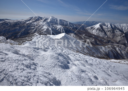 甲子旭岳山頂付近から那須連山、三本槍岳から大峠、流石山方面を見る 106964945
