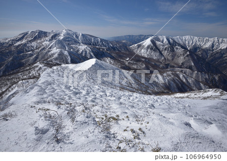甲子旭岳山頂付近から那須連山、三本槍岳から大峠、流石山方面を見る 甲子旭岳山頂付近から那須連山、三本槍岳から大峠、流石山方面を見る 106964950