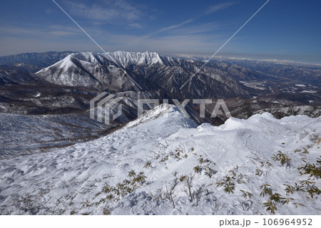 甲子旭岳山頂付近から流石山、三倉山方面を見る 甲子旭岳山頂付近から流石山、三倉山方面を見る 106964952