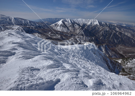 甲子旭岳山頂付近から流石山、三倉山方面を見る 甲子旭岳山頂付近から流石山、三倉山方面を見る 106964962